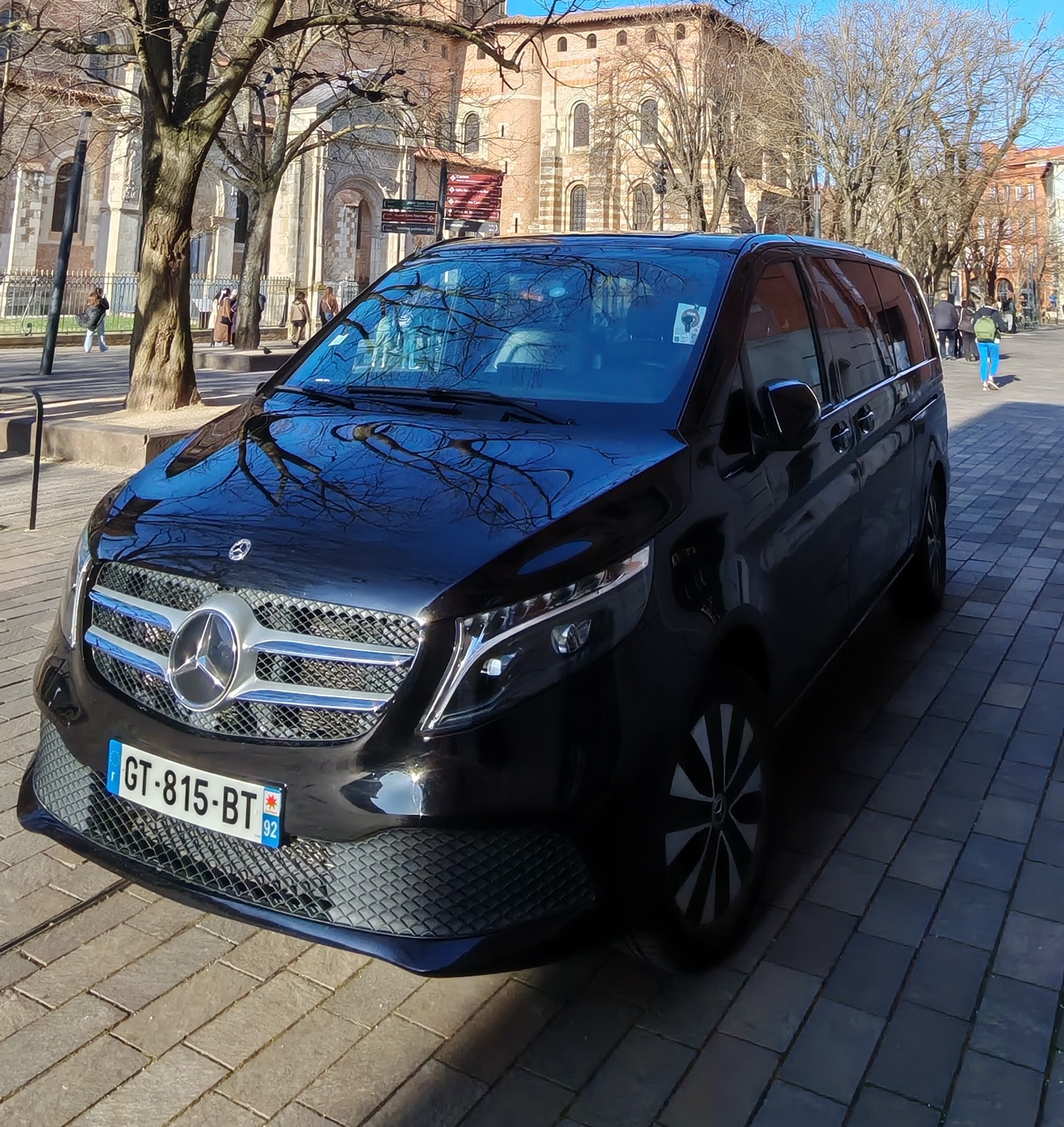 Mercedes Classe V Vito Extra Long 220d noir VTC Toulouse - Vue avant avec calandre Mercedes premium et design élégant