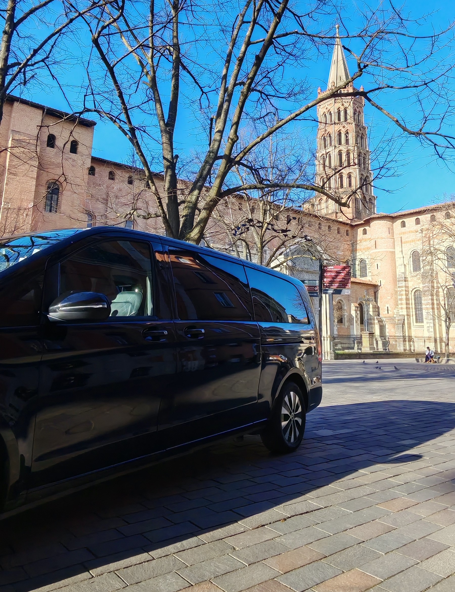 Mercedes Classe V Vito VTC Toulouse - Vue latérale élégante devant basilique Saint-Sernin
