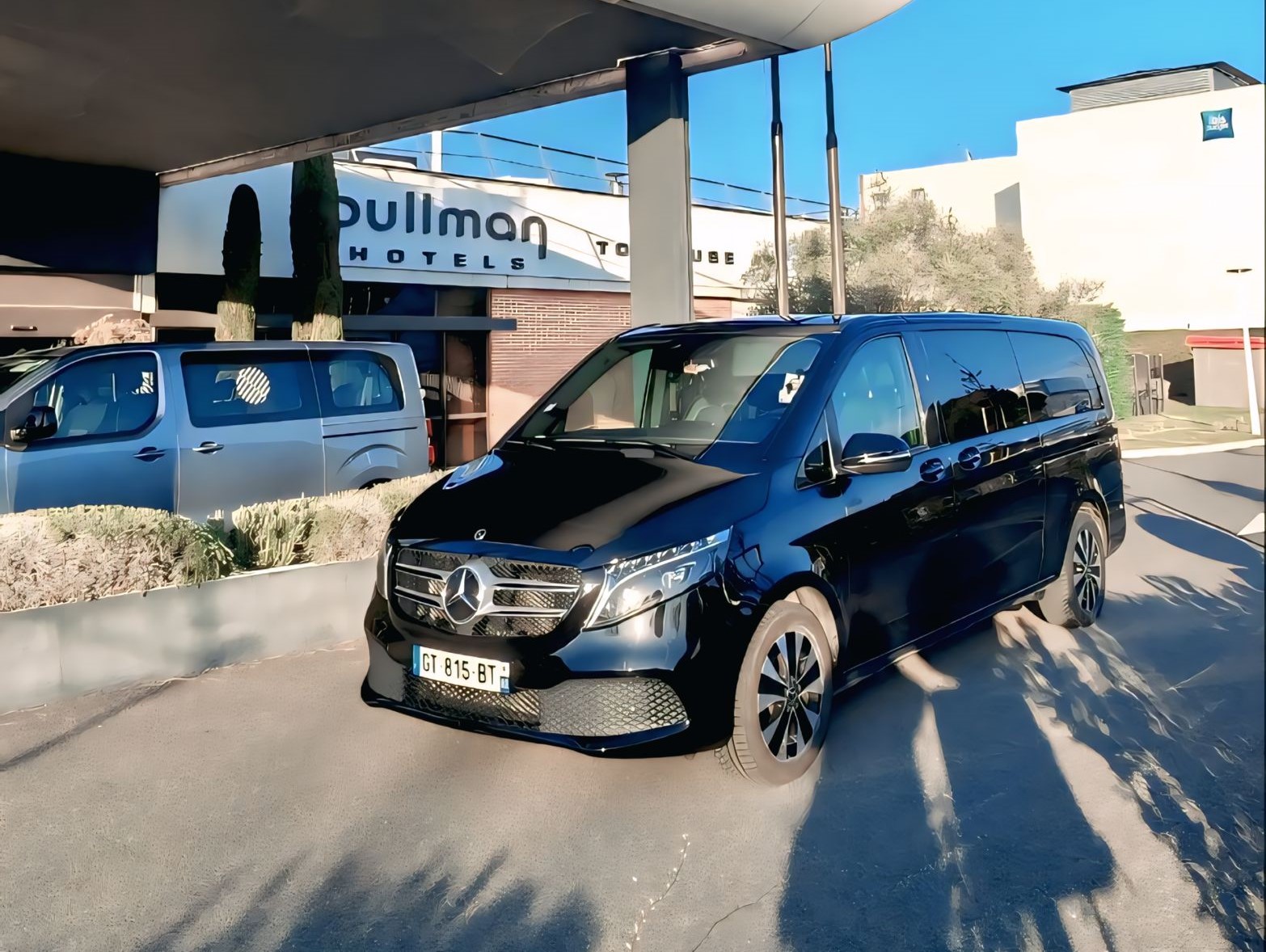 Van Mercedes Classe V noir VTC Toulouse - Vue complète profil avec finitions premium