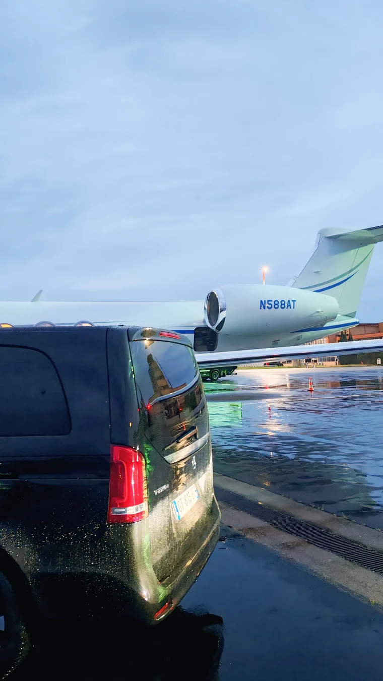 Van Mercedes Classe V d'Urban Prestige au pied d'un jet privé sur le tarmac