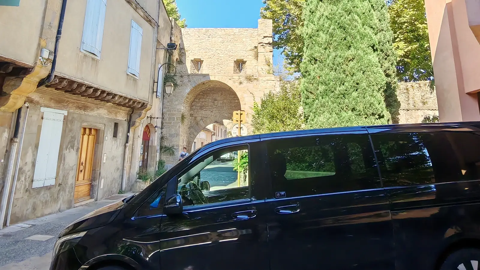 Van Mercedes Classe V d'Urban Prestige VTC dans une ruelle d'un village médiéval d'Occitanie