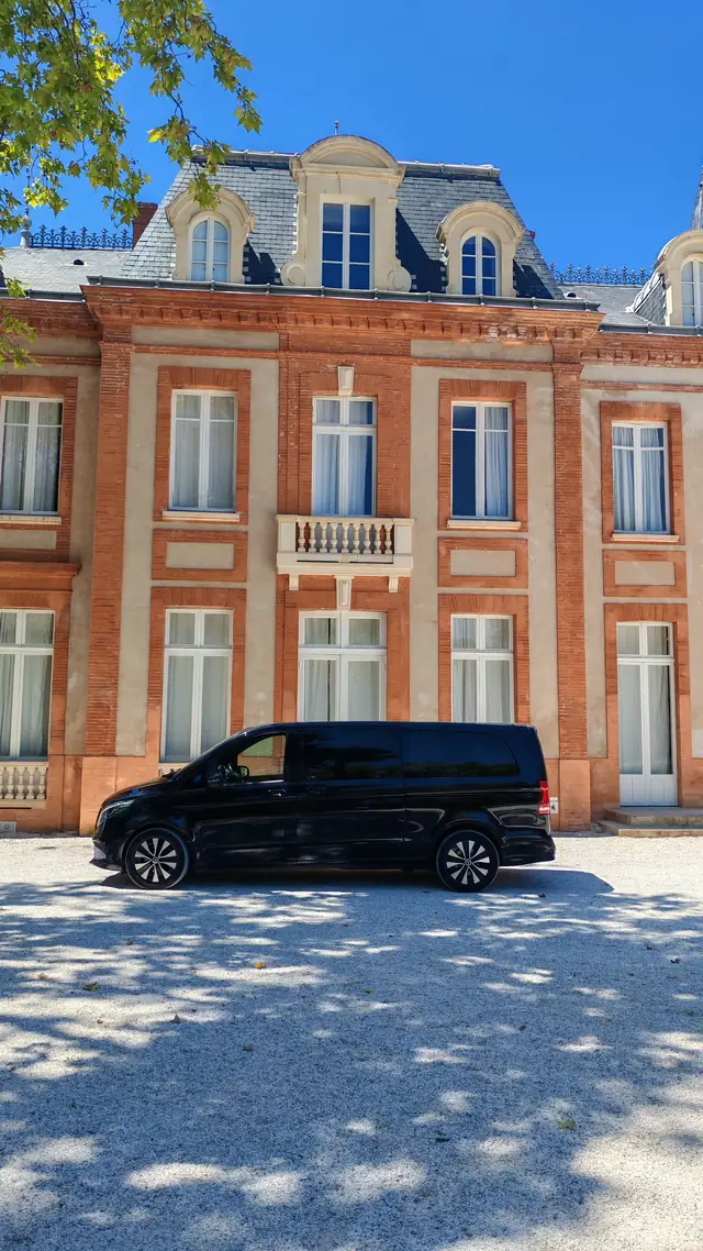 Van Mercedes Classe V d'Urban Prestige VTC devant un hôtel particulier en brique toulousaine