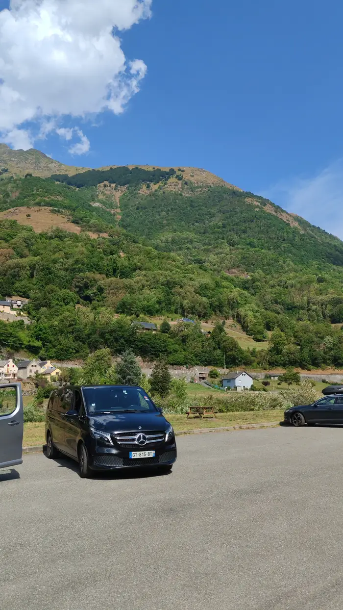 Van Mercedes Classe V d'Urban Prestige en halte dans une vallée pyrénéenne sur la route d'Andorre