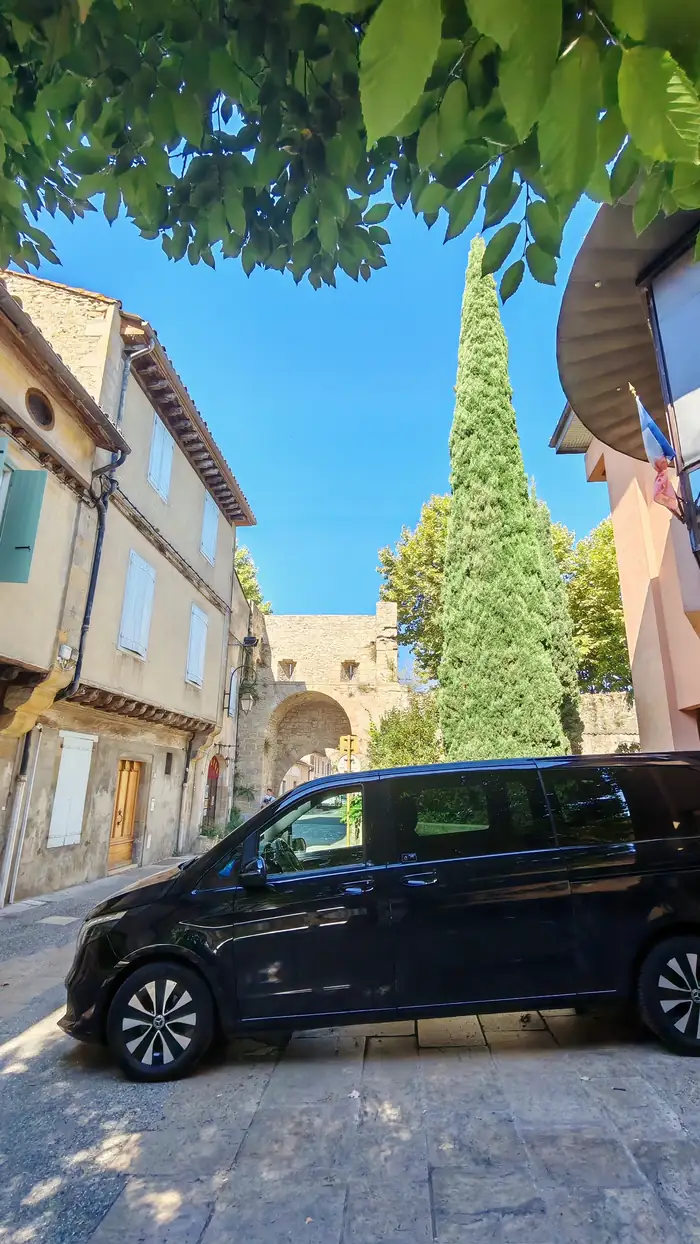 Van Mercedes Classe V d'Urban Prestige dans une ruelle d'un village médiéval d'Occitanie