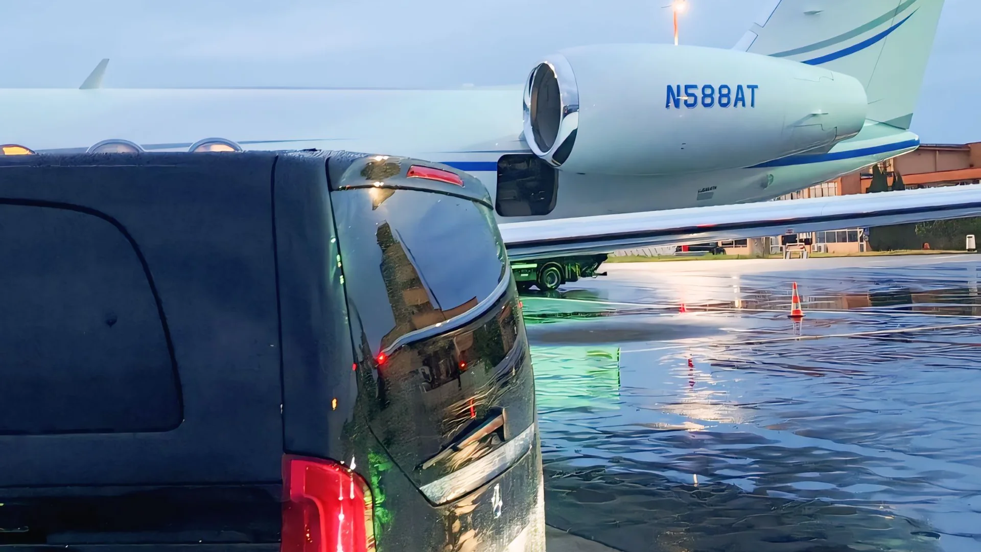Van Mercedes Classe V d'Urban Prestige positionné au pied d'un jet privé sur le tarmac de Toulouse-Blagnac